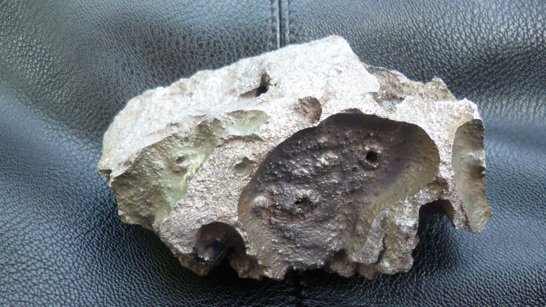 Muestra de tridimita del meteorito de Steinbach que presenta una conductividad térmica constante.