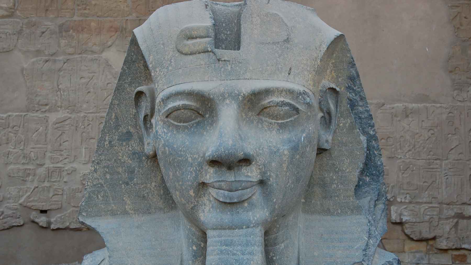 Rostro de una estatua colosal de Ramsés II con tocado real, hallada en la zona de El Ashmunein (Egipto)