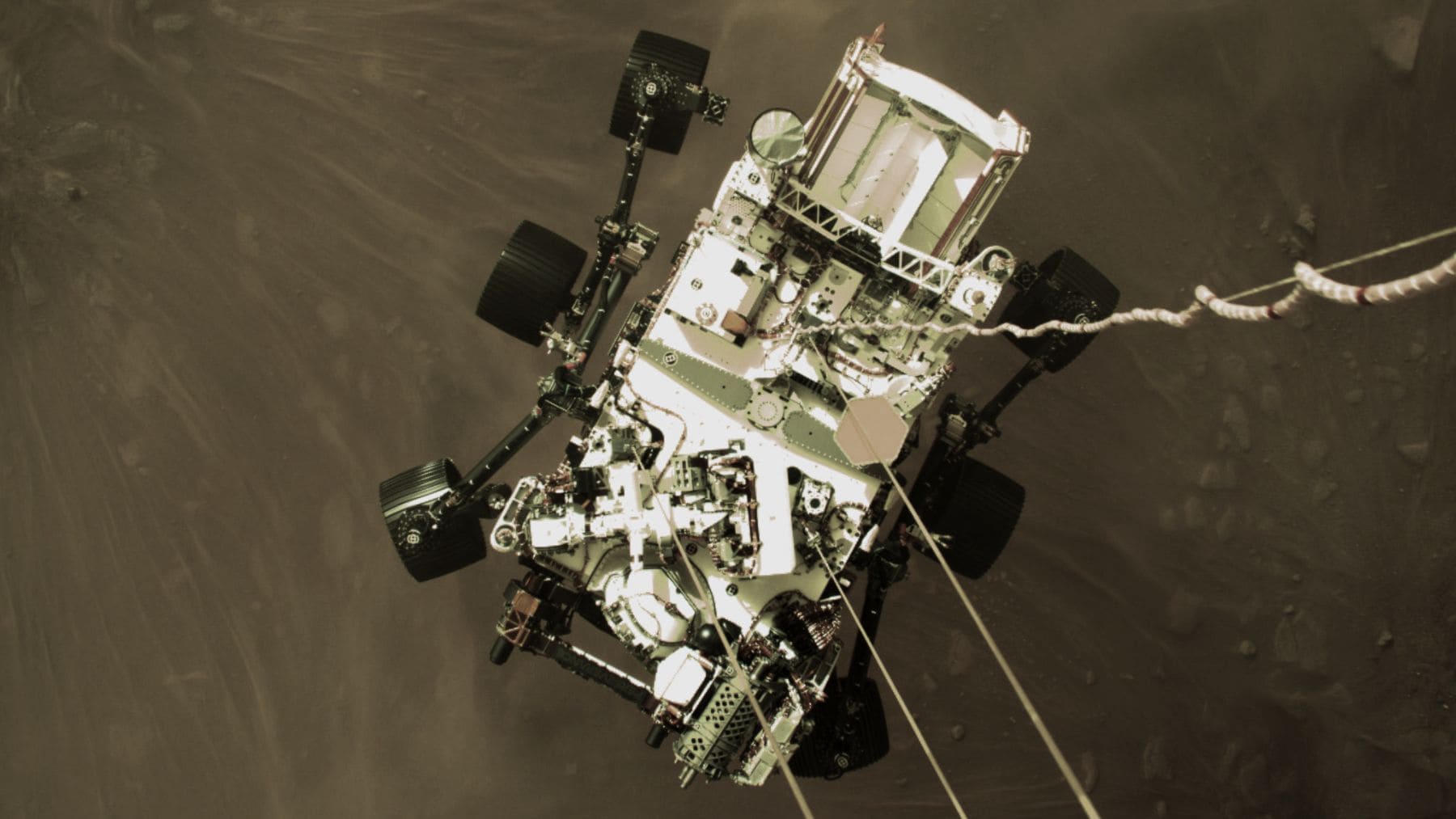 Rover Perseverance de la NASA descendiendo hacia la superficie de Marte mediante el sistema Skycrane para investigar el cráter Jezero.