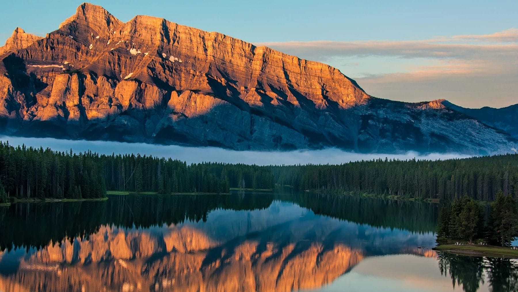 Mapa sísmico de la placa tectónica Explorer rompiéndose bajo el océano Pacífico frente a la isla de Vancouver, Canadá.