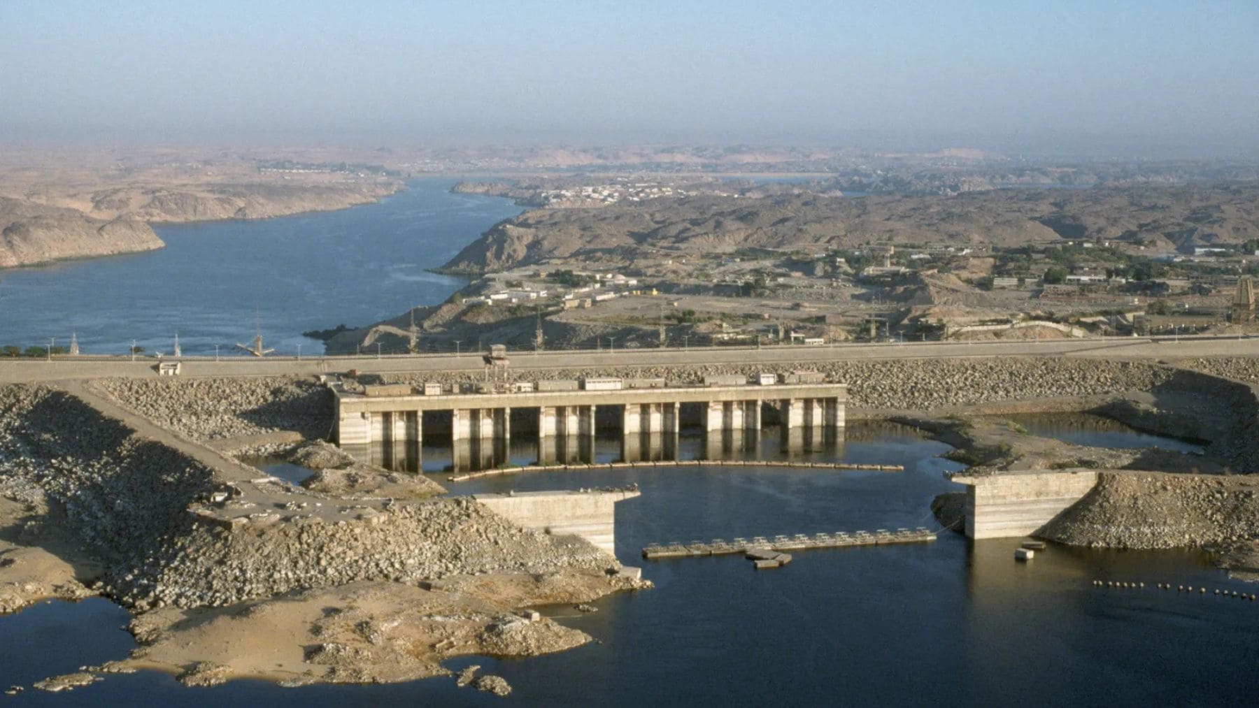 Presa Alta de Asuán en Egipto sobre el río Nilo, infraestructura clave para la gestión del agua