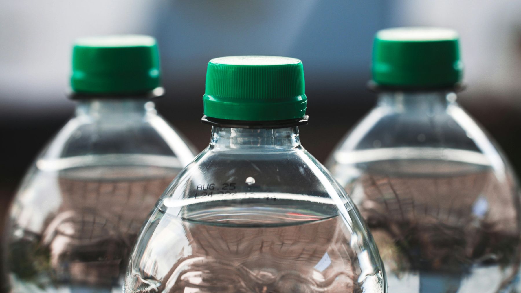 Botellas de plástico de un solo uso reutilizadas, asociadas a la exposición al bisfenol según expertos en seguridad alimentaria.