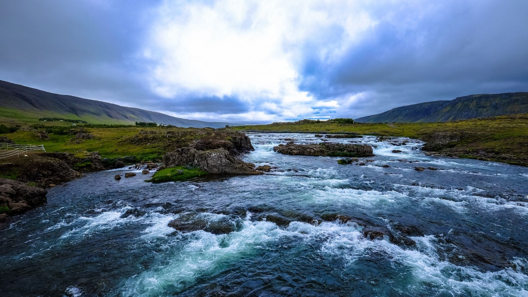 Río Finke o Larapinta atravesando las MacDonnell Ranges en el centro de Australia, uno de los ríos más antiguos del mundo