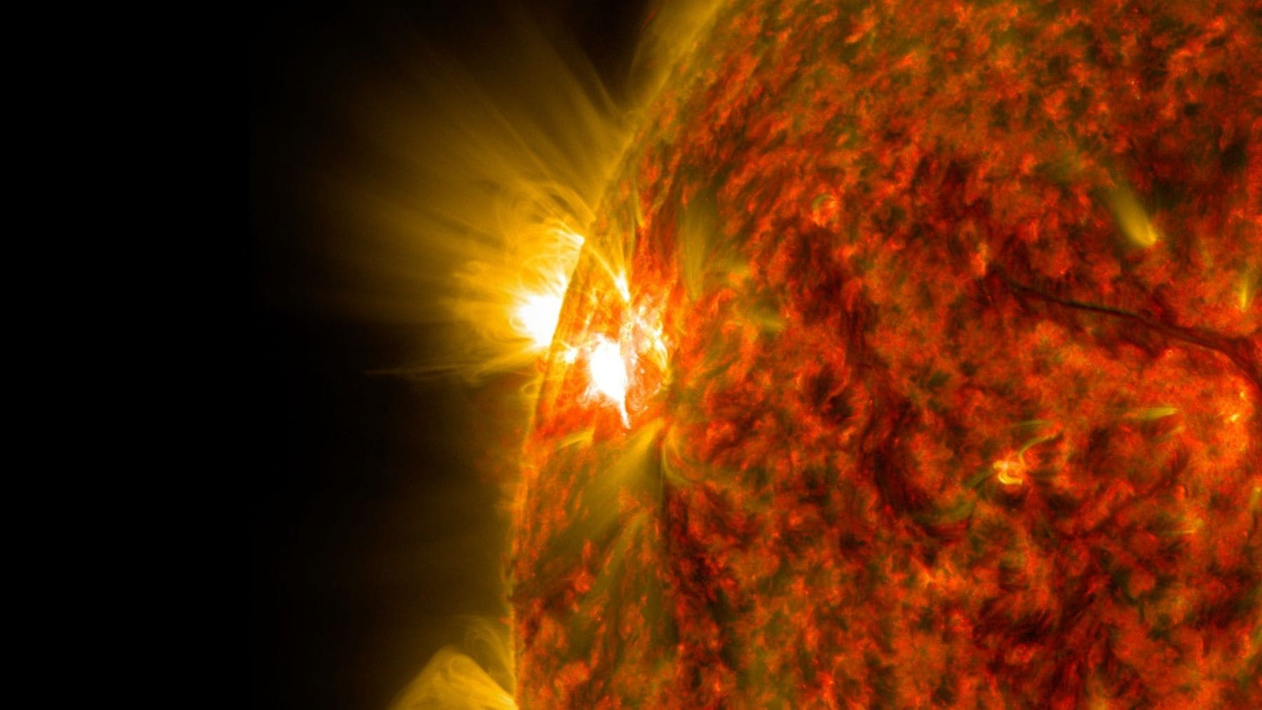 Imagen del Sol emitiendo una llamarada solar captada por el observatorio SDO de la NASA para el modelo Surya IA.