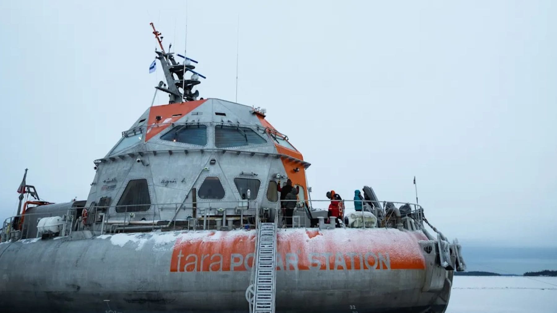 La Tara Polar Station atrapada en el hielo durante pruebas en Finlandia antes de su misión ártica