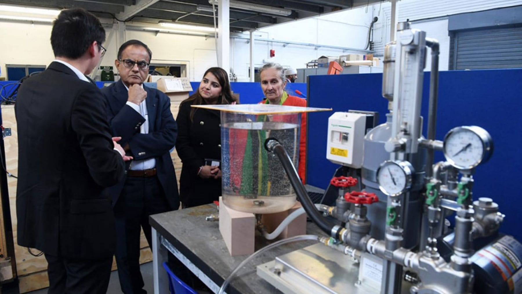 Sistema experimental que produce hidrógeno a partir de agua de mar en un laboratorio del Reino Unido.