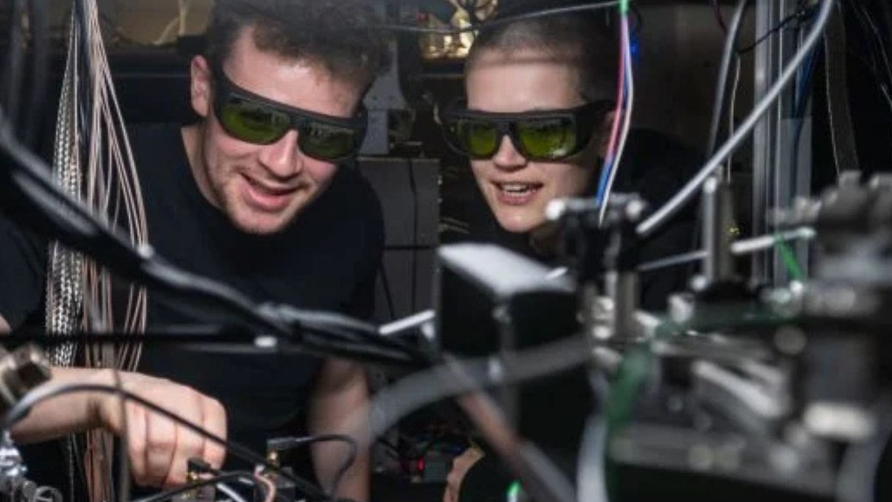 Investigadores de la Universidad de Oxford trabajando en un experimento de computación cuántica distribuida.