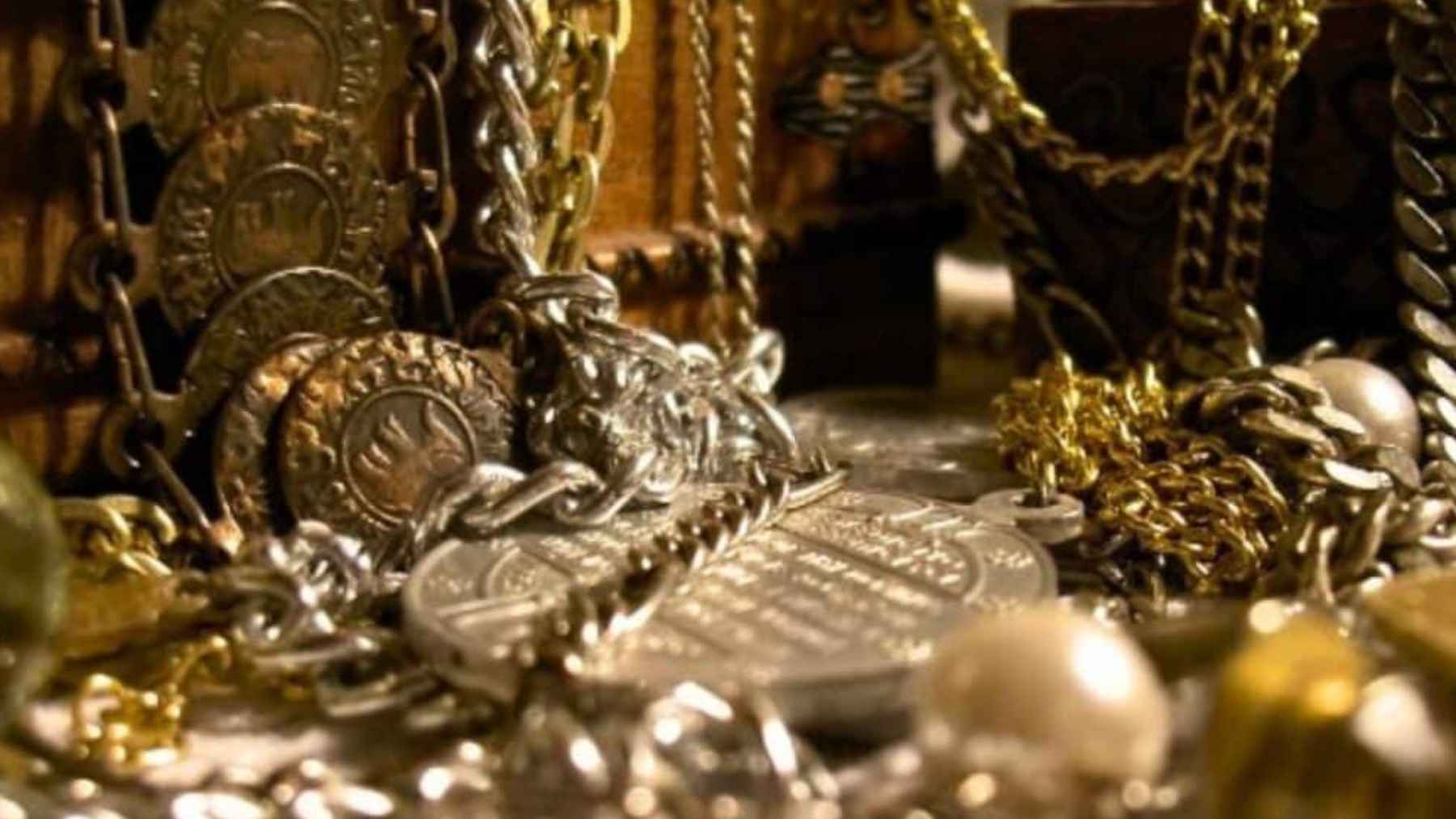 Tesoro de monedas y joyas de oro y plata, imagen de un hallazgo enterrado durante 50 años valorado en 160 millones