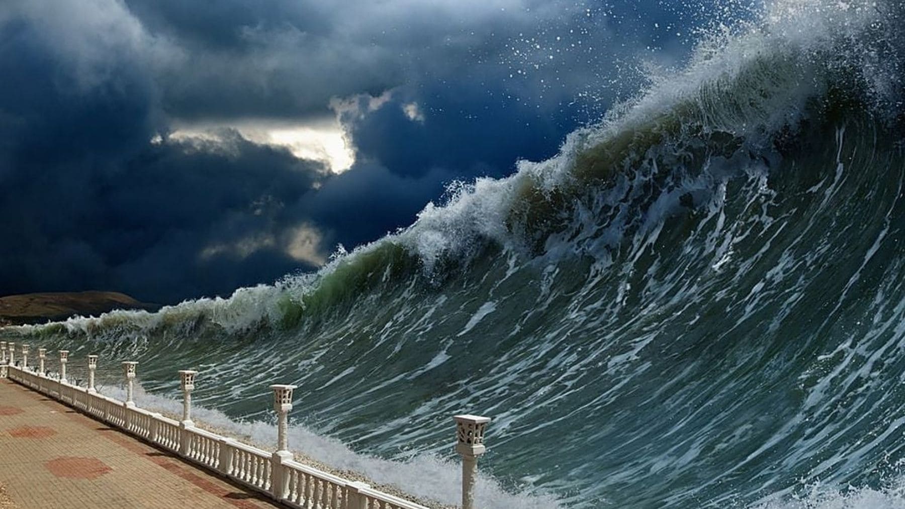 Ola de tsunami con patrones complejos avanzando hacia la costa, evidenciando la dispersión de energía descubierta por el satélite SWOT