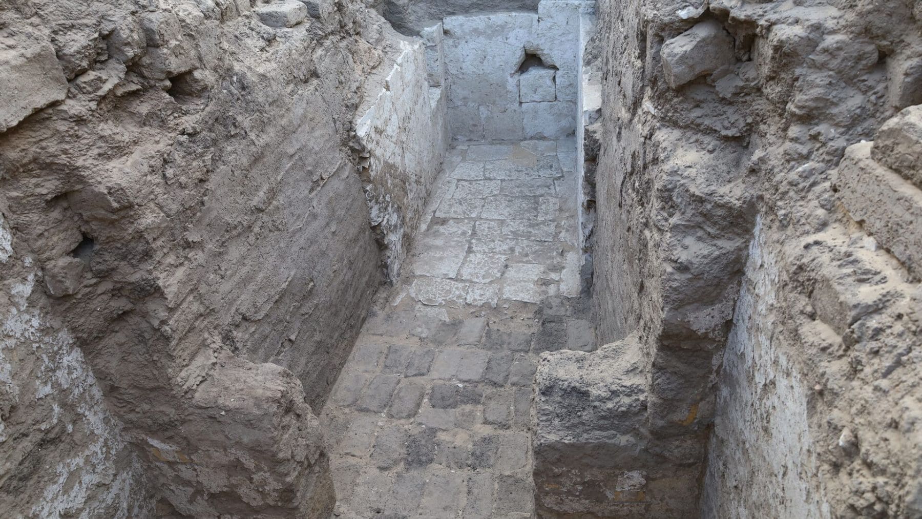 Cámara funeraria de piedra caliza de 3.600 años de antigüedad descubierta a 7 metros de profundidad en Abydos, Egipto. Foto: Josef Wegner