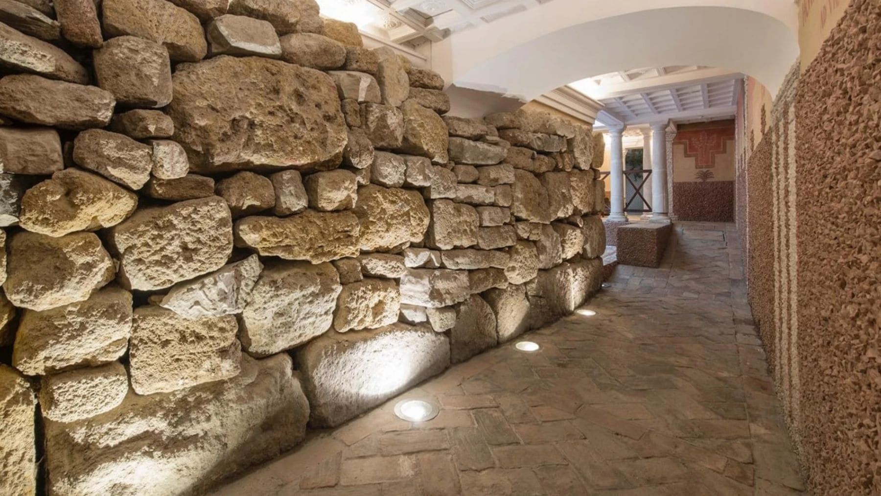 túnel subterráneo bajo la iglesia de San Luis de los Franceses en el centro histórico de Sevilla
