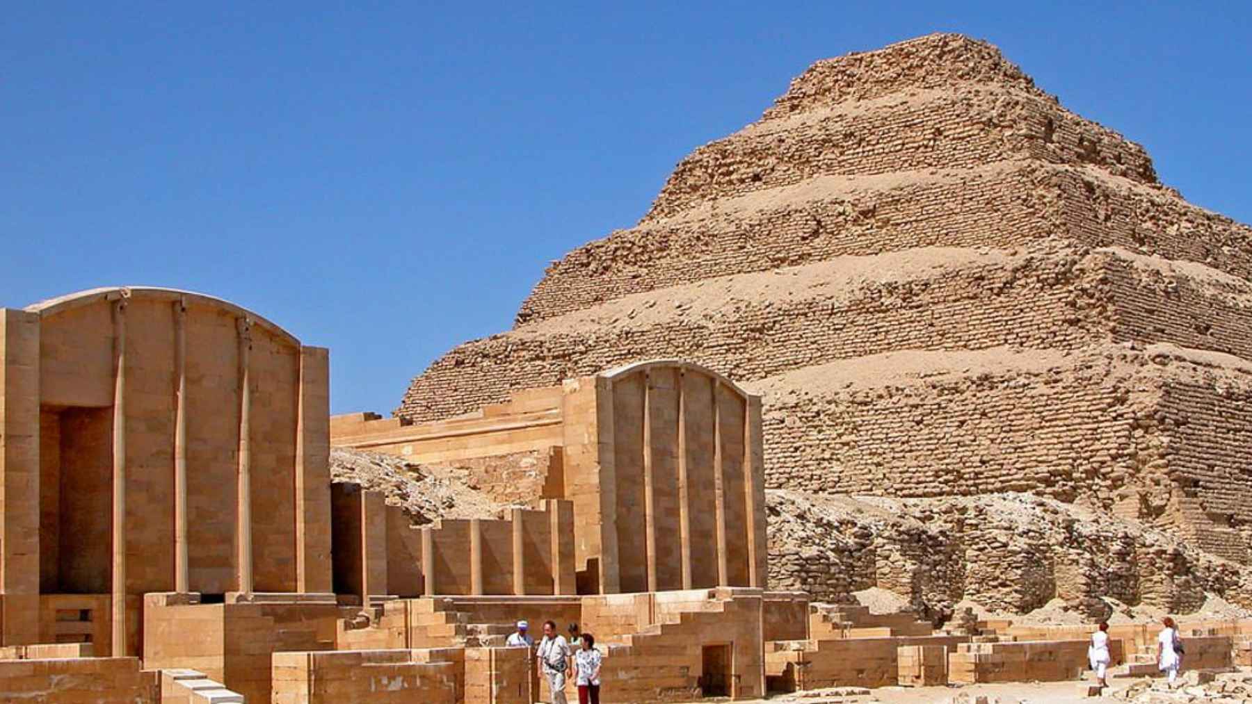 Pirámide escalonada de Saqqara en Egipto, símbolo del Reino Antiguo