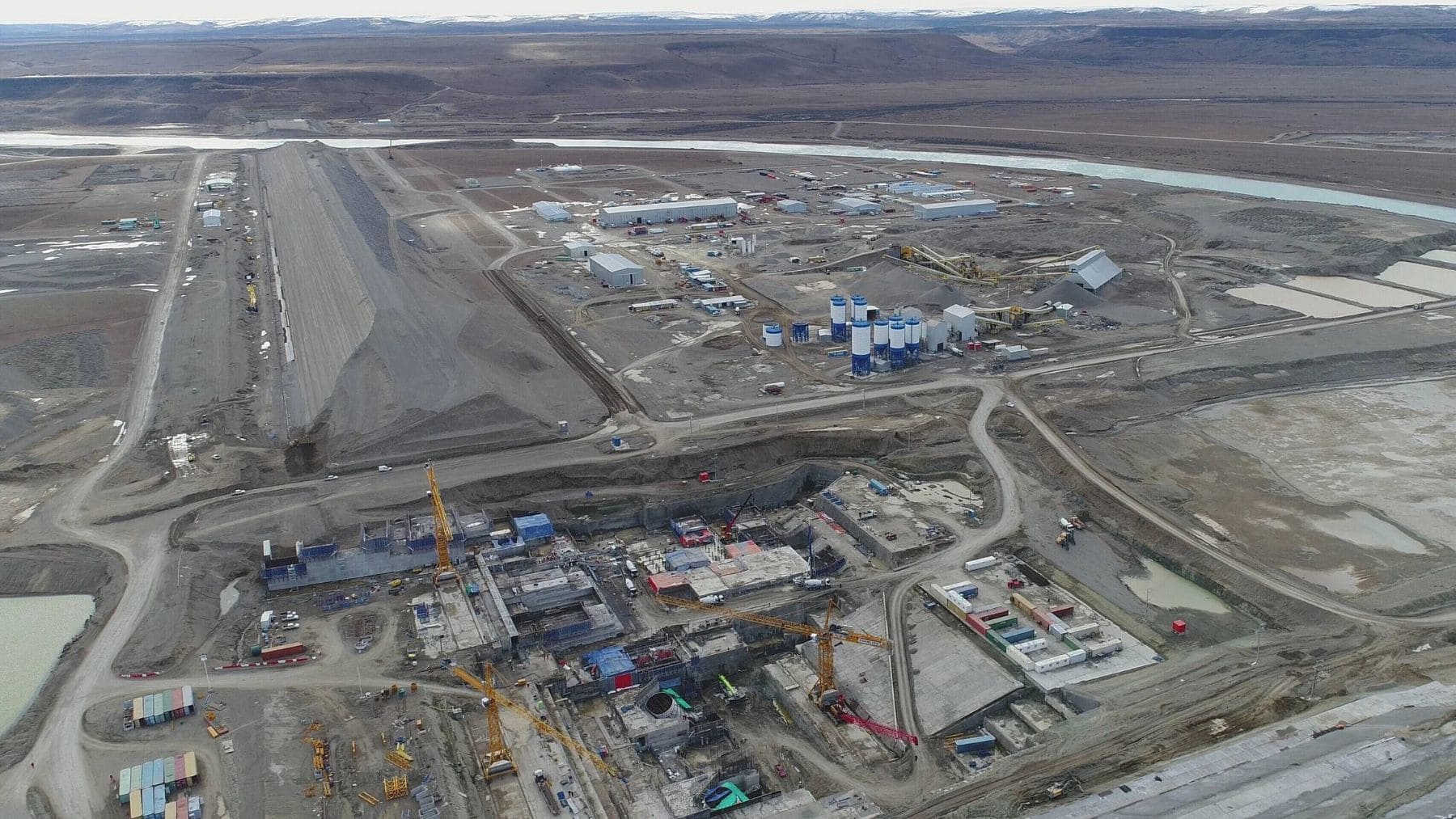 Vista aérea de la represa Jorge Cepernic en Santa Cruz tras el envío de fondos de China para reactivar la obra.