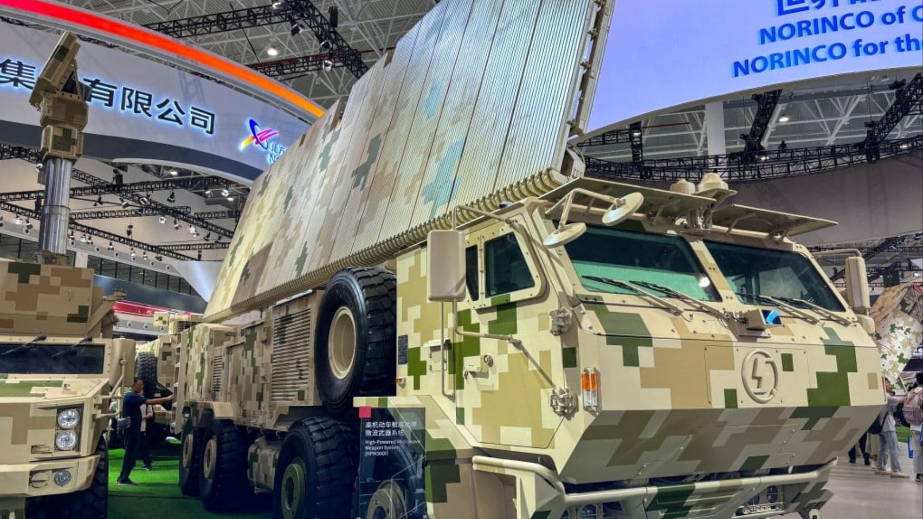 Sistema militar chino de microondas de alta potencia montado en camión en exposición tecnológica.