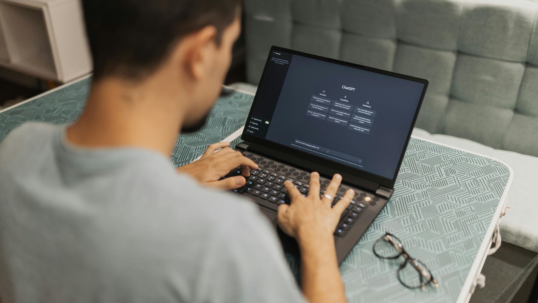 Usuario generando textos con IA en ChatGPT desde un ordenador portátil.