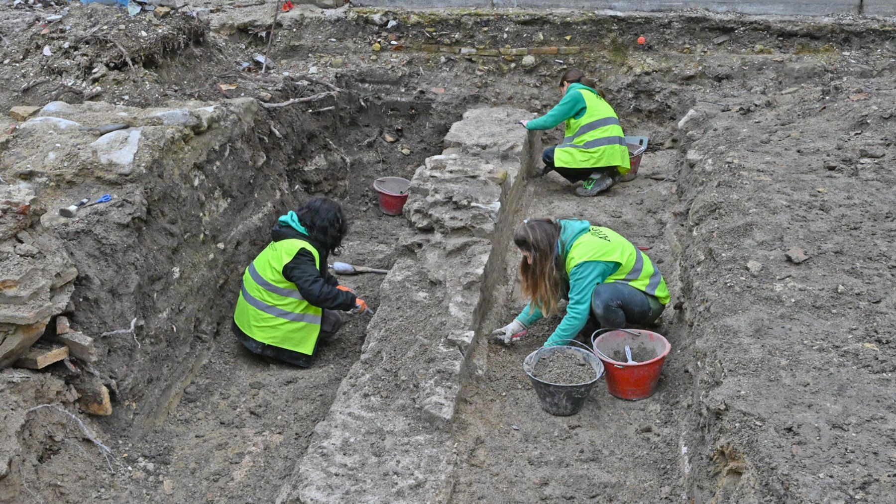 Restos arqueológicos de la basílica romana diseñada por Vitruvio excavados bajo la plaza Andrea Costa en Fano.