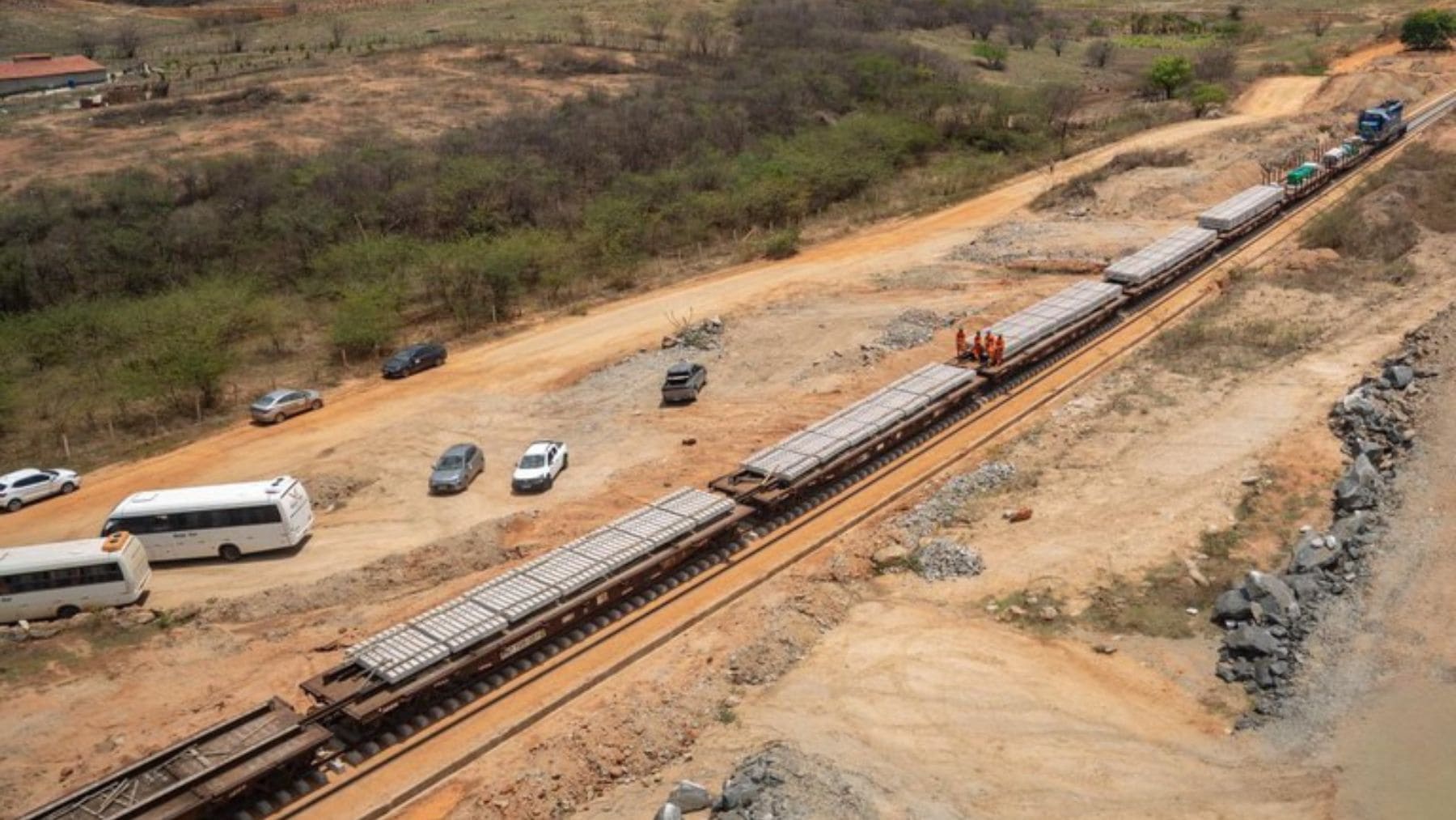 Obras de la ferrovia Transnordestina en el Nordeste de Brasil con tren de carga en pruebas.