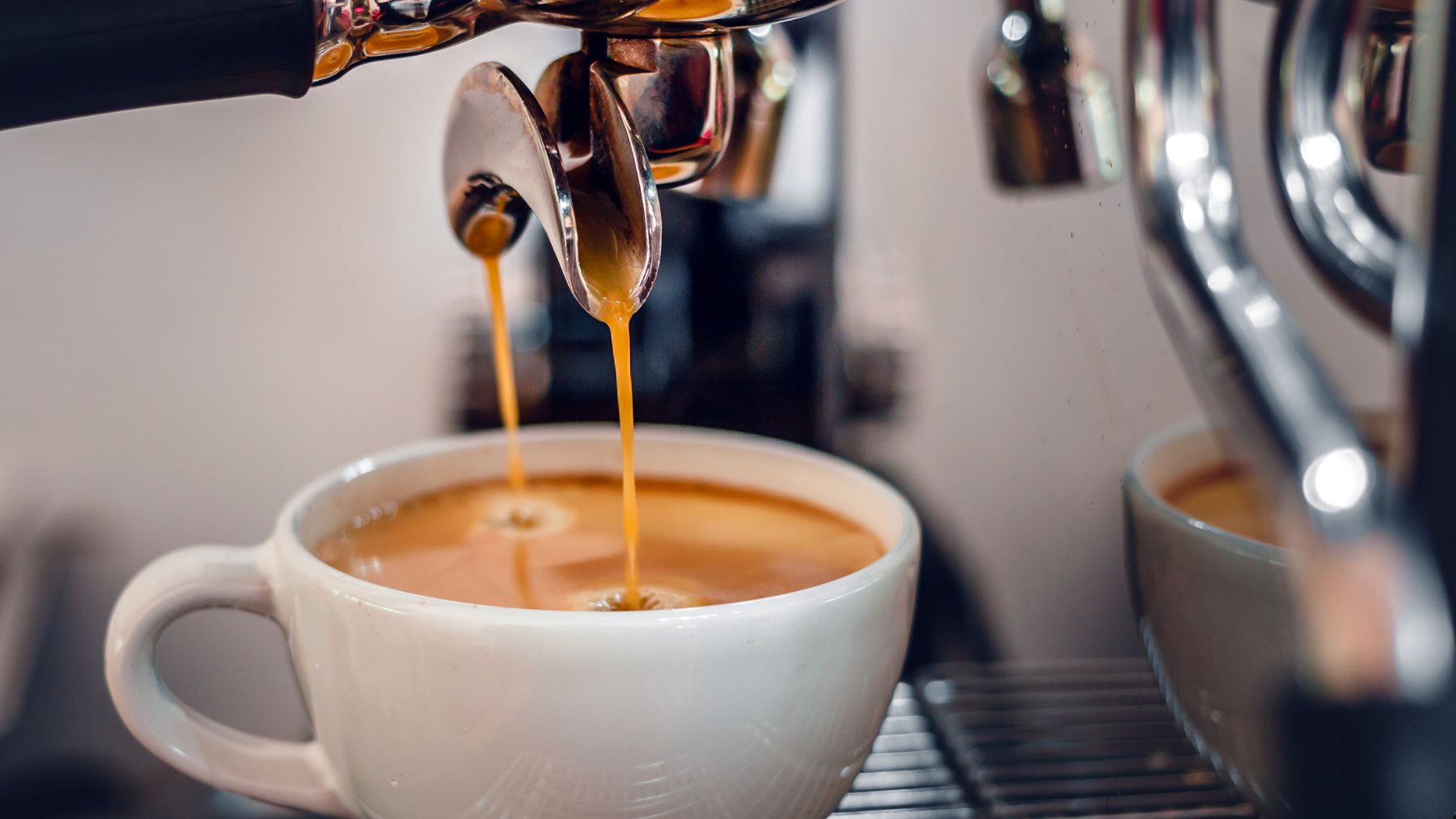 Café recién hecho por la mañana durante el despertar, relacionado con el pico natural de cortisol.