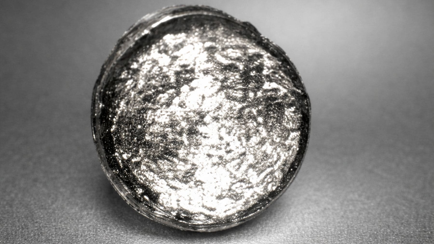 Muestra del californio-252, el material sintético más caro del mundo, producido en reactores nucleares.