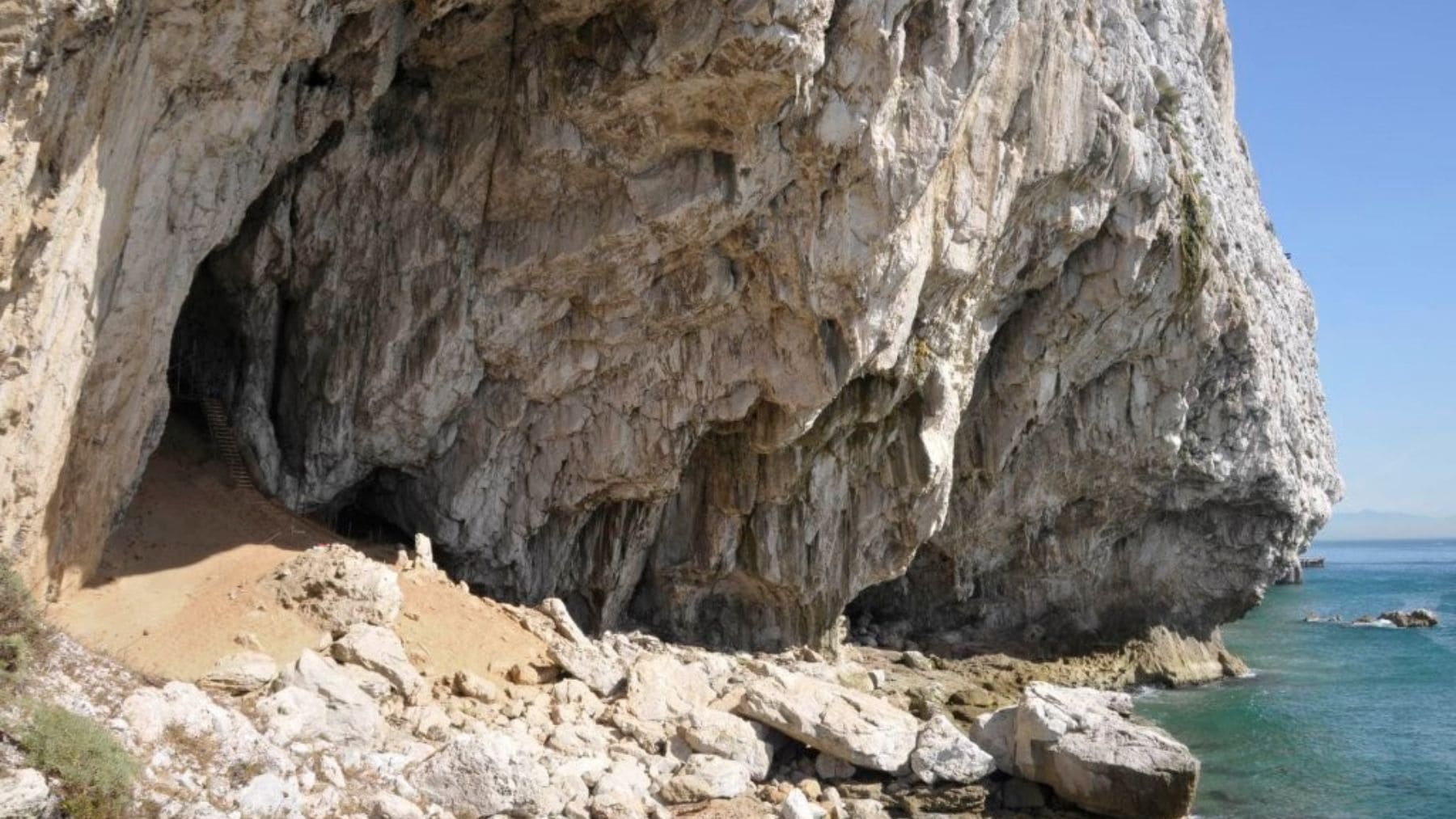 Entrada de Vanguard Cave en Gibraltar, donde se ha descubierto una cámara sellada hace 40.000 años vinculada a neandertales.