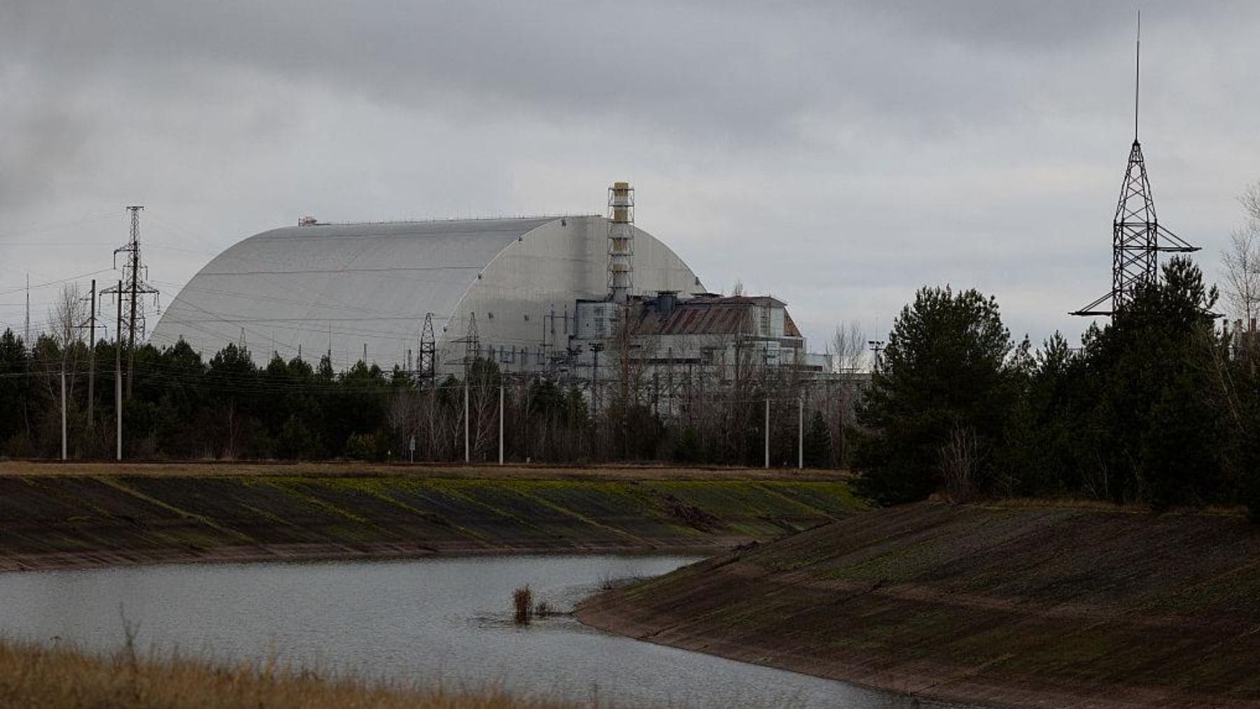 Central nuclear de Chernóbil con el nuevo sarcófago que protege el reactor y el combustible nuclear almacenado.