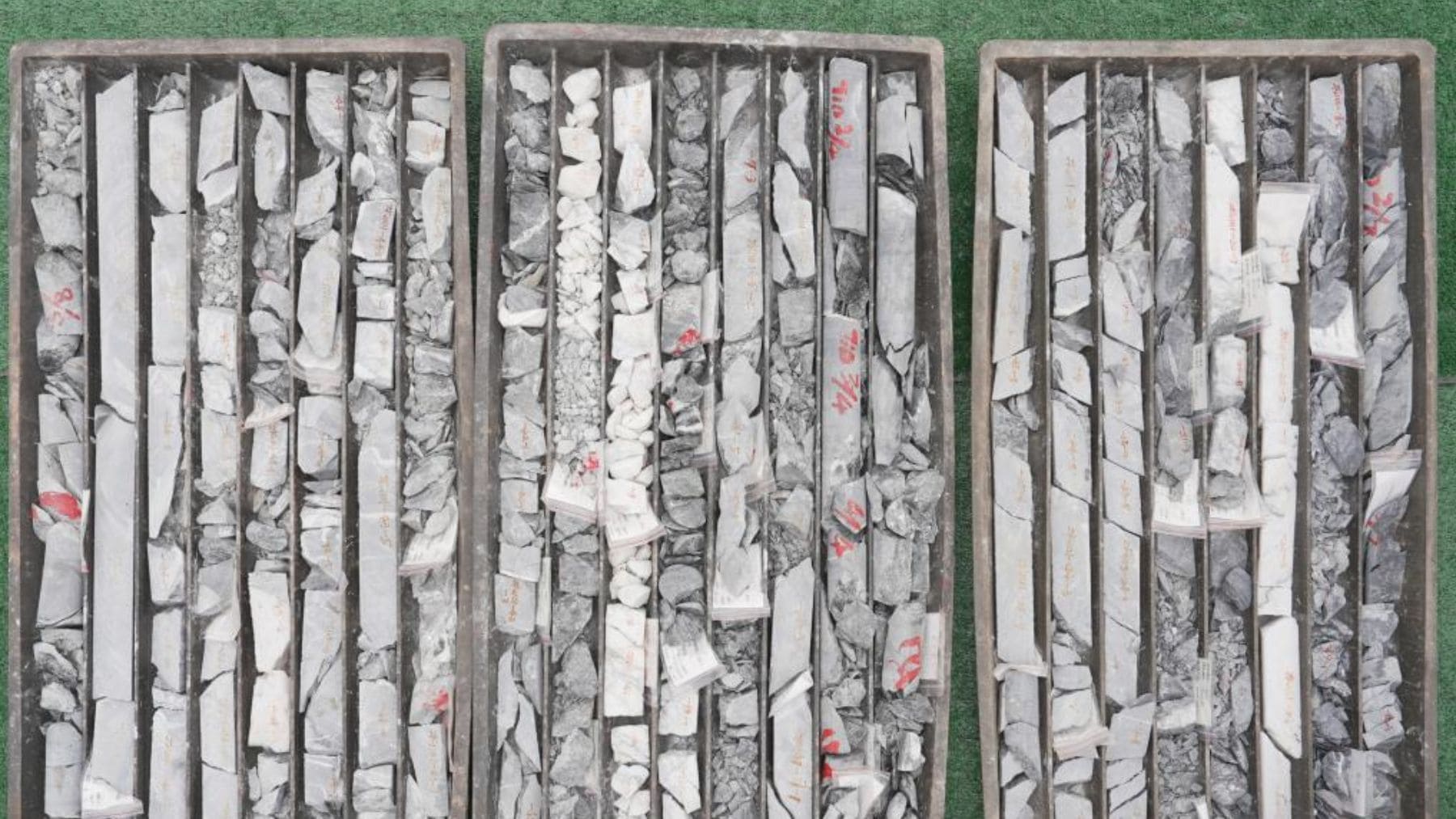 Testigos de perforación con muestras de roca del yacimiento de oro descubierto en Hunan, China, a 2.000 metros.