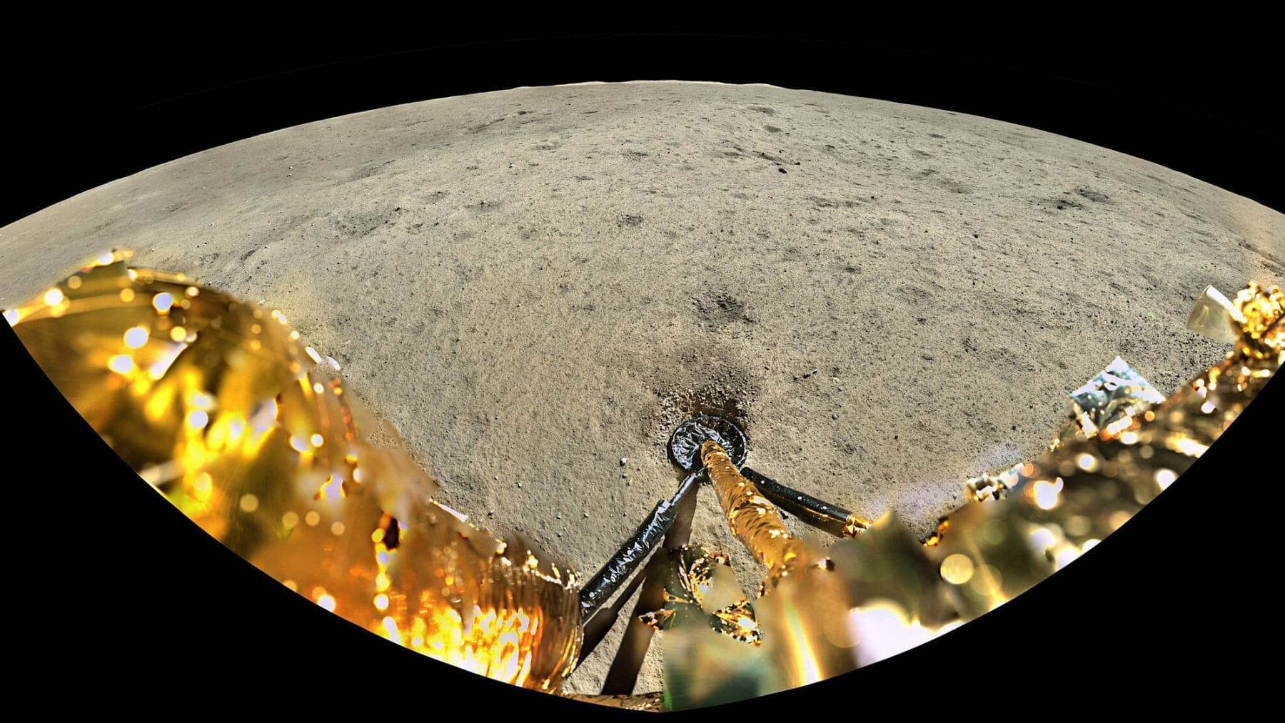 Vista del módulo chino Chang’e-6 en el lado oculto de la Luna durante la recogida de muestras de regolito.
