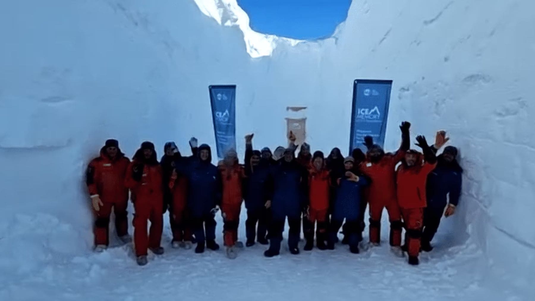 Científicos dentro de la cueva Ice Memory Sanctuary excavada bajo la nieve de la Antártida.