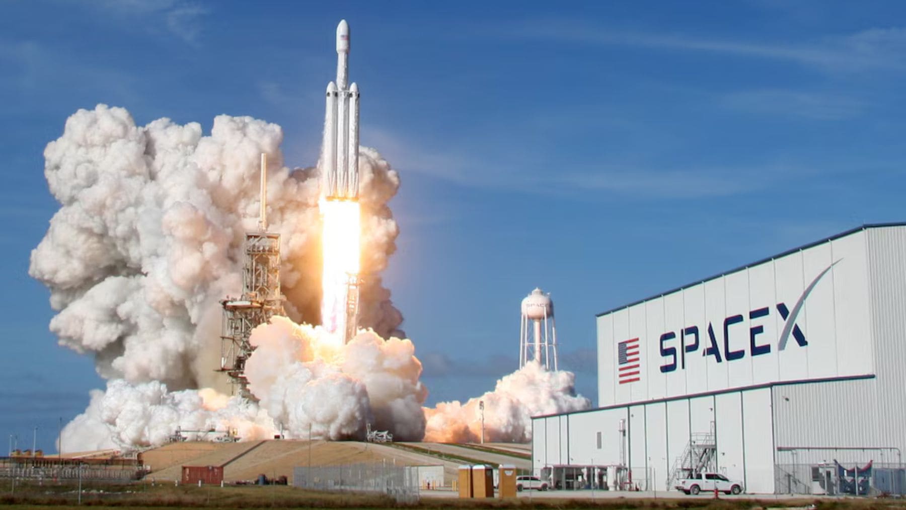 Lanzamiento de un cohete Starship de SpaceX tras el cambio de prioridad de Elon Musk hacia la Luna.