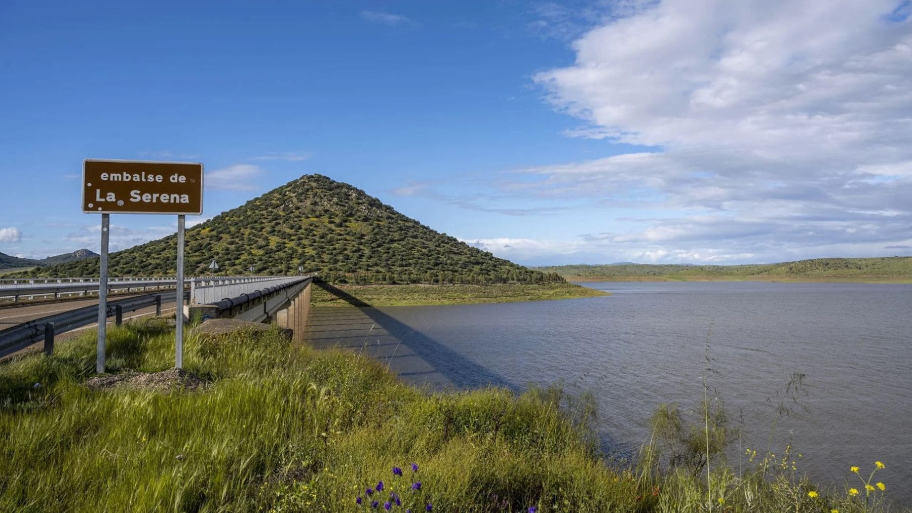Embalse de La Serena en Badajoz con el agua cerca del 92% tras la apertura de compuertas.