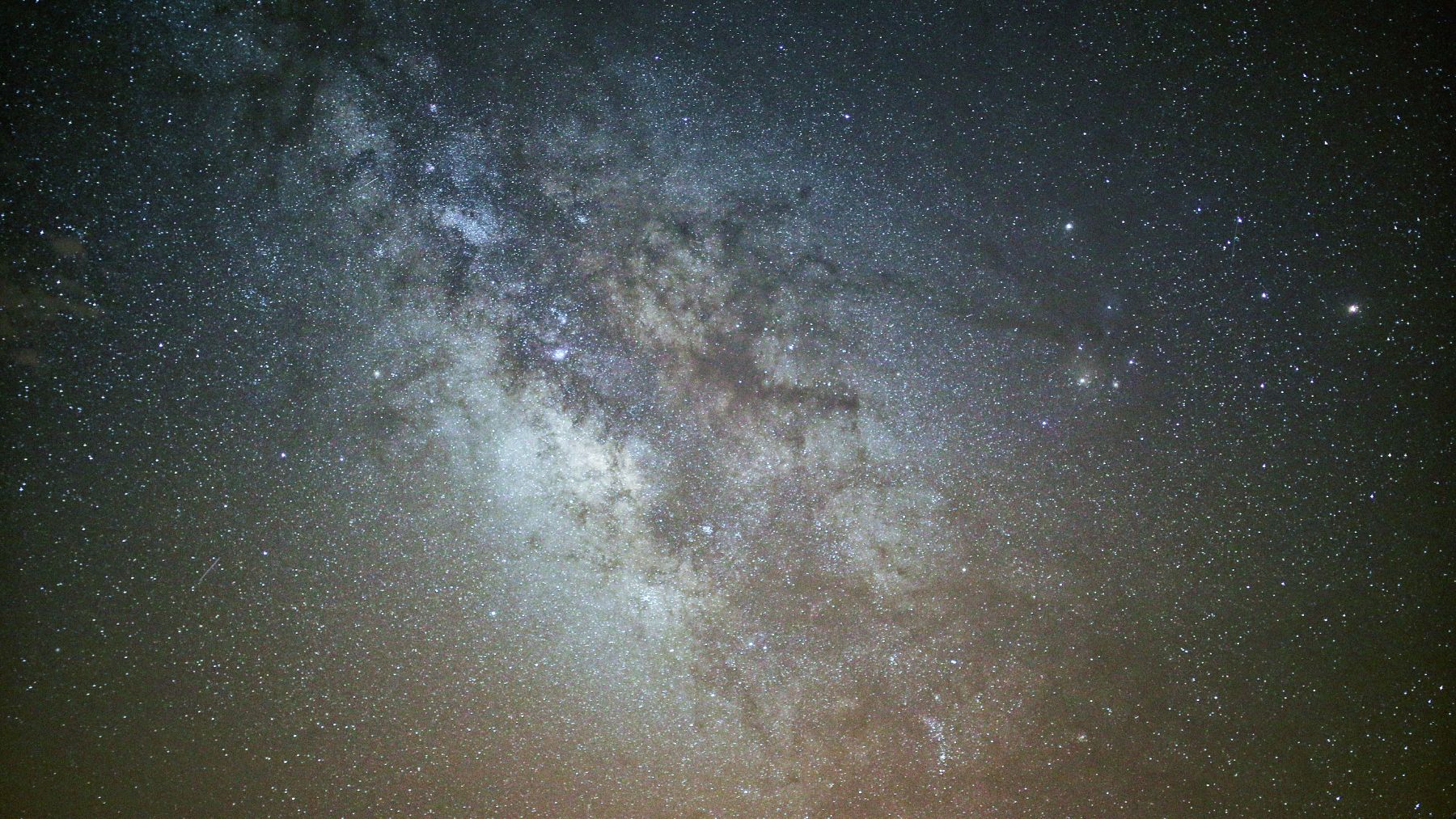 Imagen de la Vía Láctea ilustrando el debate sobre la energía oscura y el posible colapso del universo en un Big Crunch.