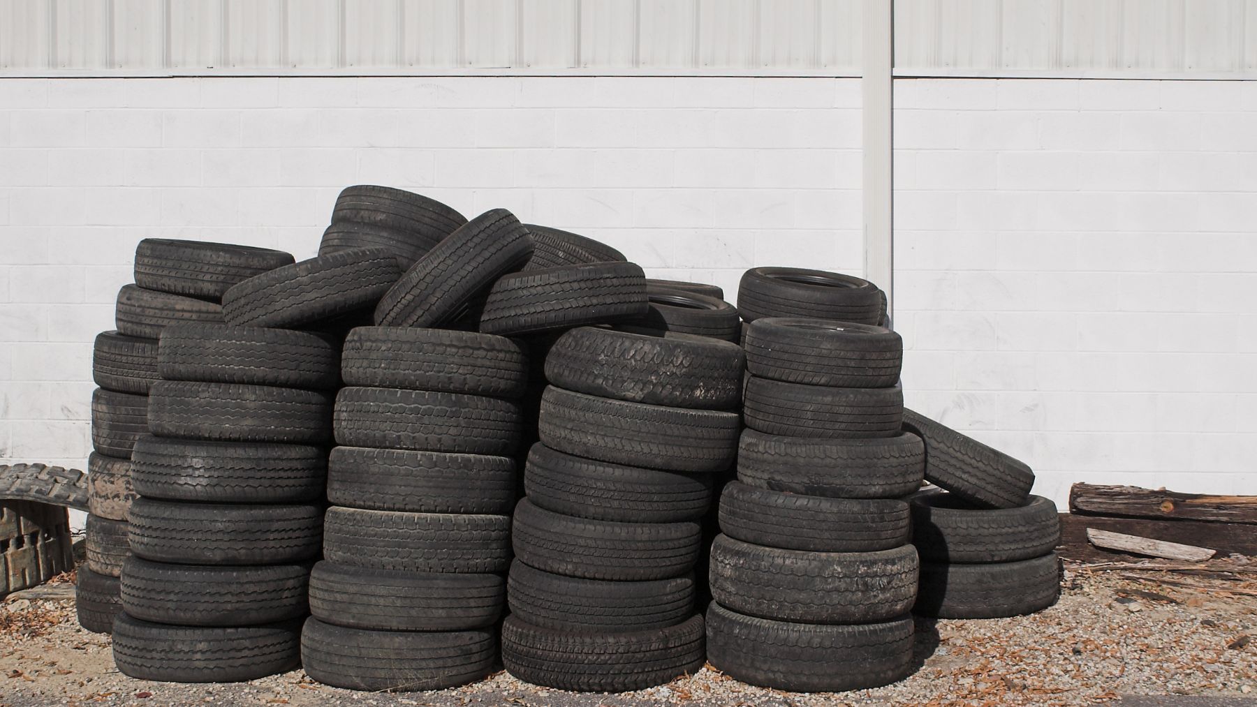 Pila de neumáticos abandonados utilizados para construir una escalera en Camapuã, Brasil.