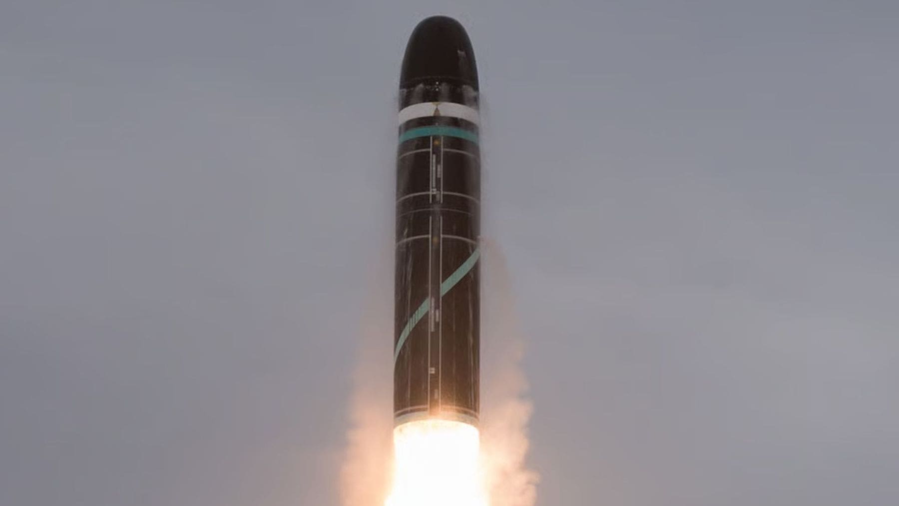 Lanzamiento de un misil nuclear como símbolo del nuevo escudo nuclear europeo impulsado por Francia y Reino Unido.