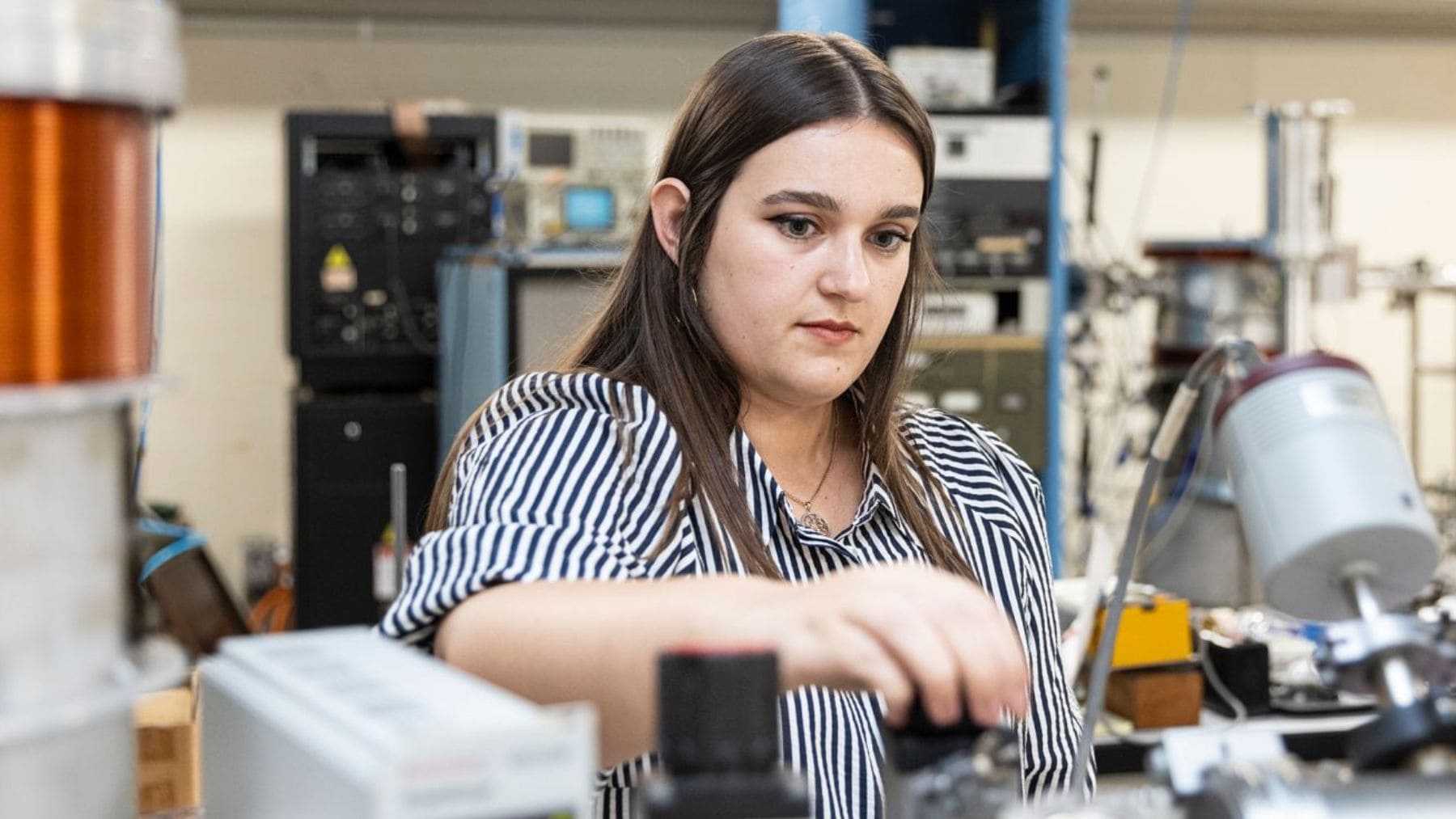 Linda R. Losurdo fabricando polvo cósmico en un laboratorio de la Universidad de Sídney.