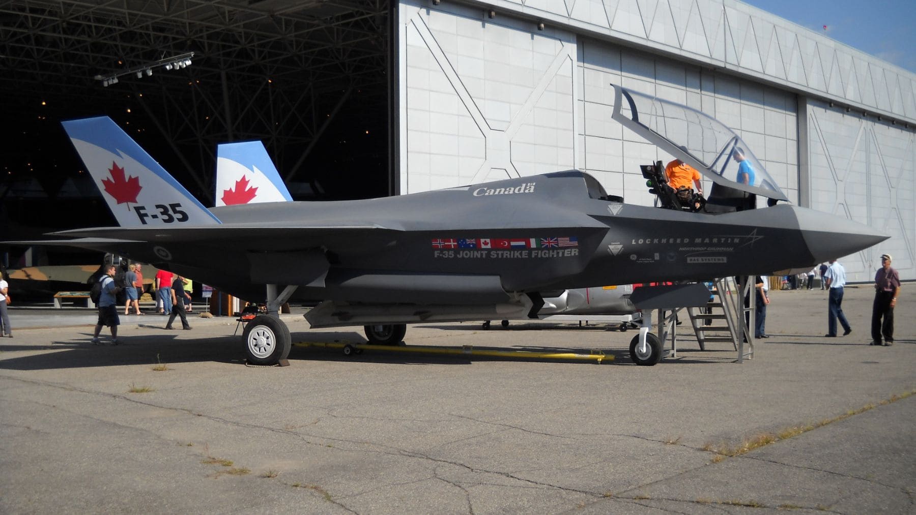 Caza F-35 con insignias de Canadá durante una presentación oficial del programa de adquisición.