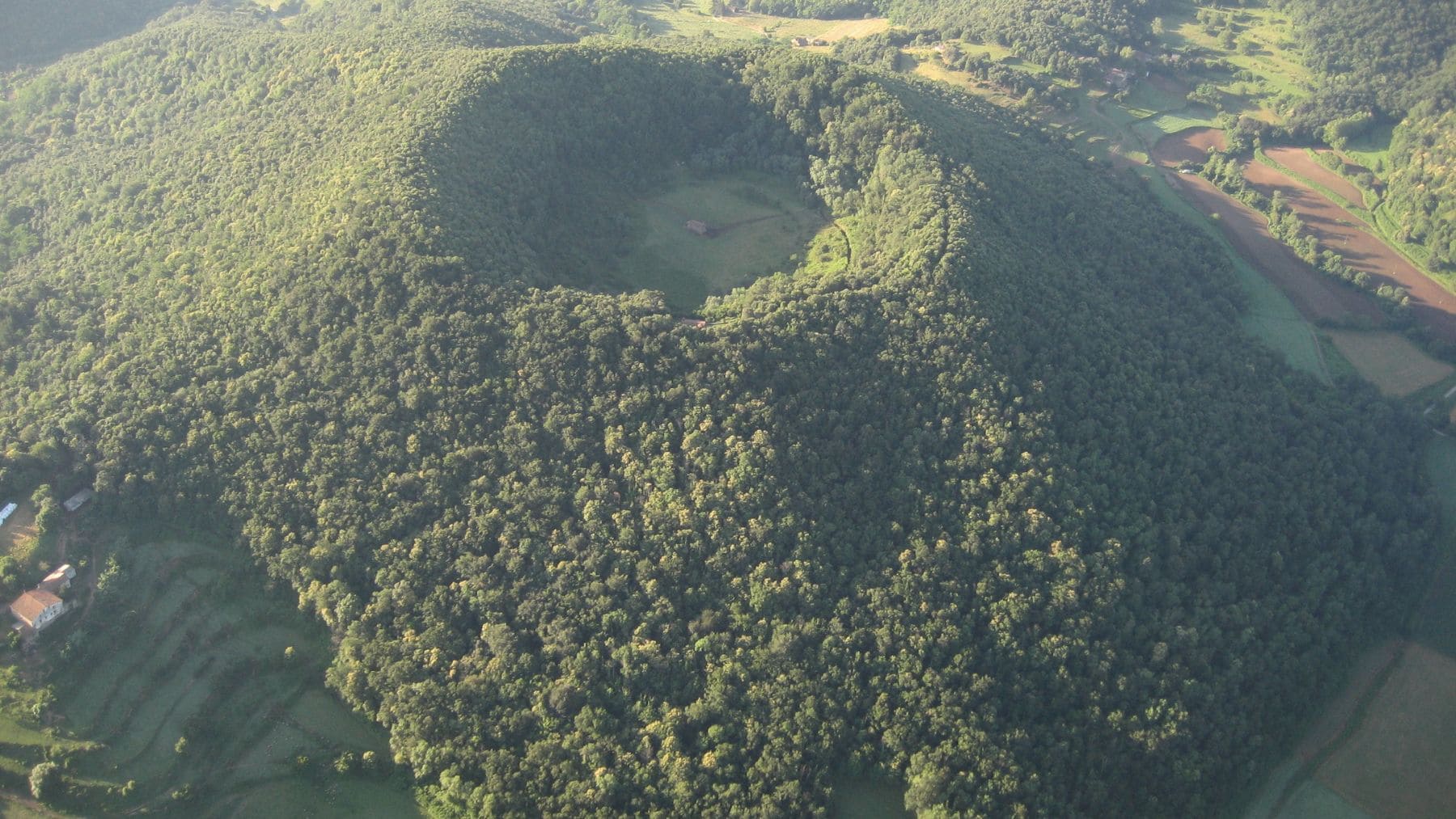 Volcà de Santa Margarida en la zona volcánica de La Garrotxa, entorno geológico de Castellfollit de la Roca.