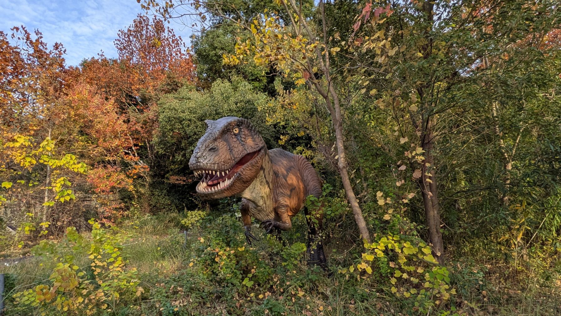 Recreación de dinosaurio en entorno natural similar al Cretácico en España.