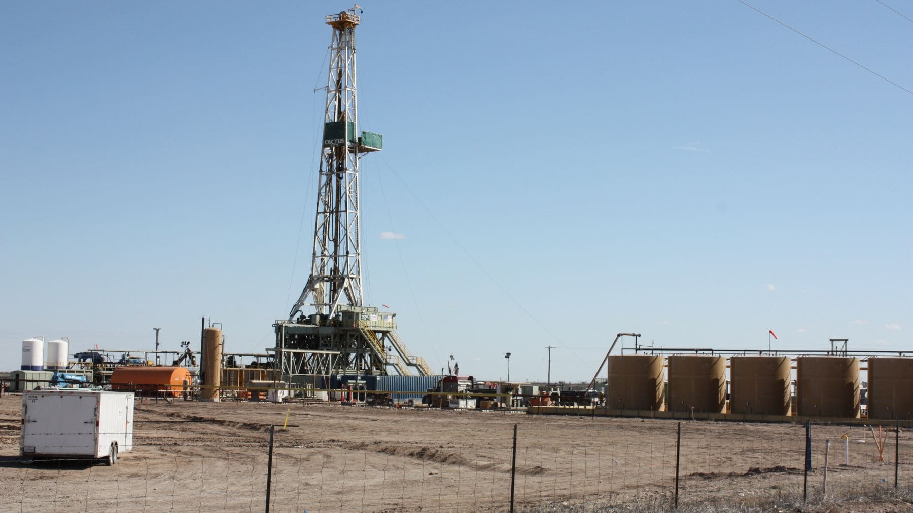Plataforma de perforación de gas mediante fracking en instalación industrial.