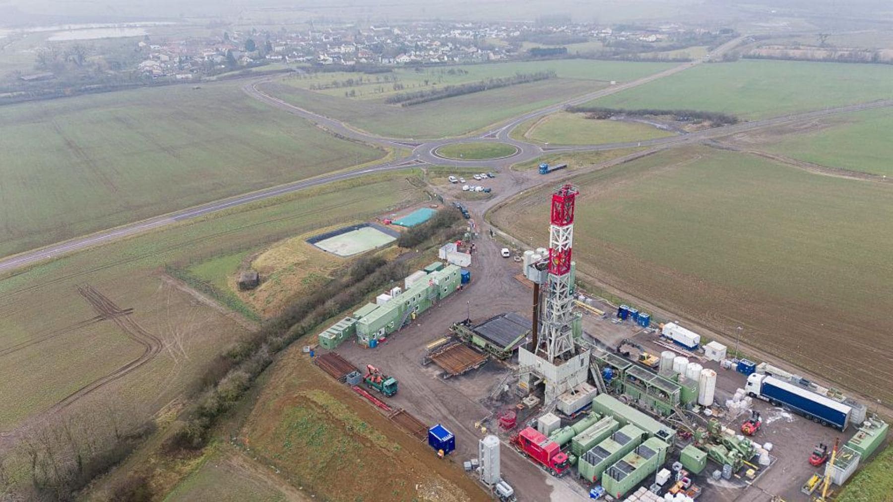 Plataforma de perforación para investigar hidrógeno natural en Pontpierre, en la región francesa de Lorena.