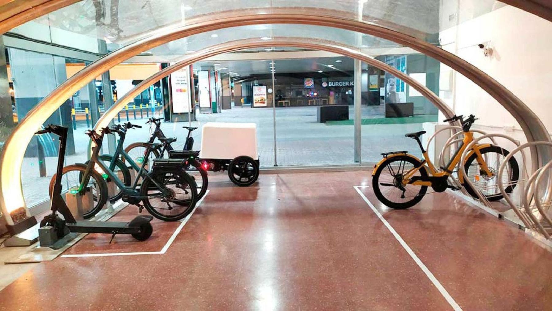 Aparcamiento de bicicletas en el interior de un edificio, ejemplo de espacio obligatorio en viviendas nuevas.