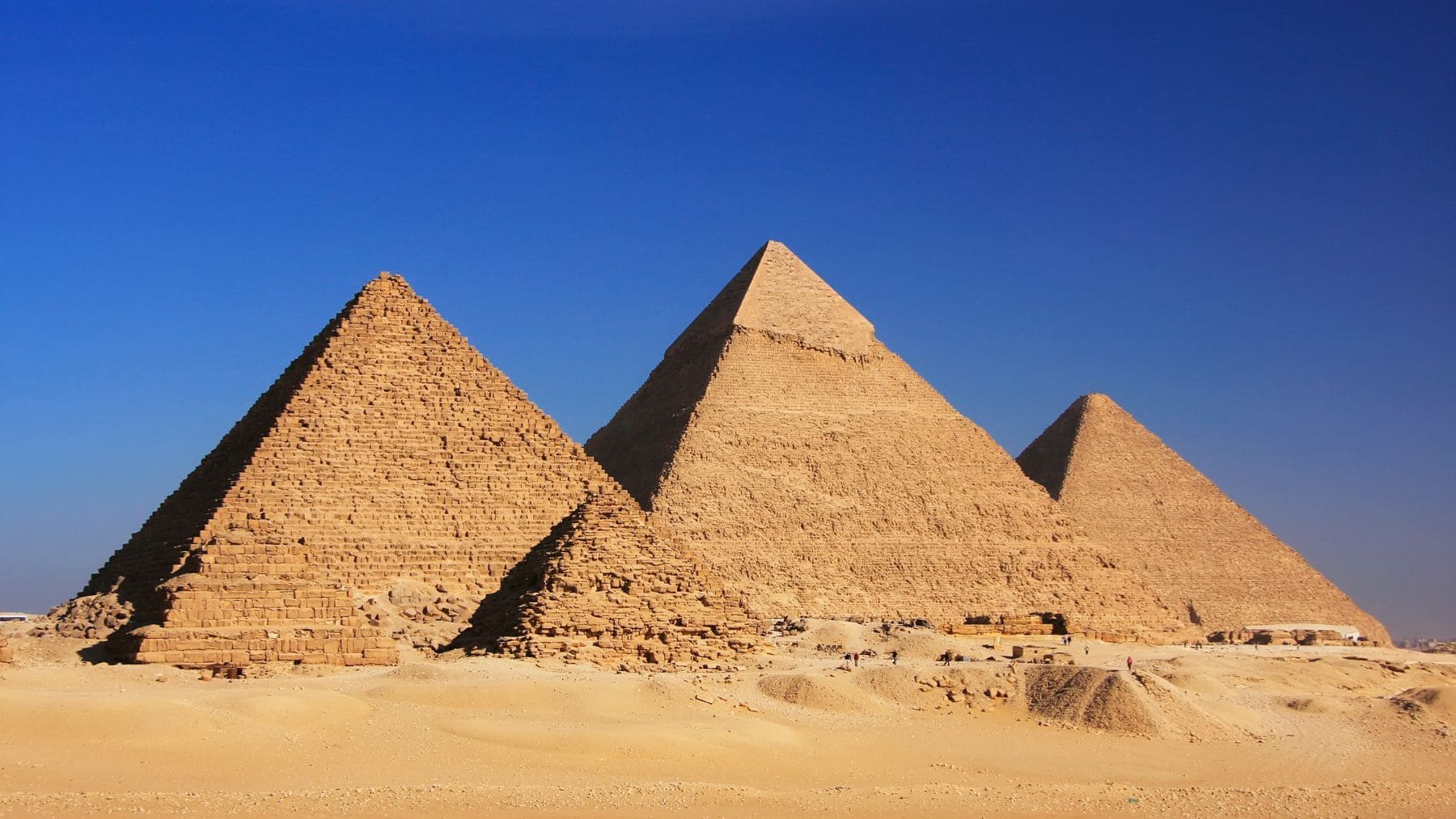 Gran Pirámide de Giza junto a las pirámides de Kefrén y Micerino en el altiplano de Giza.