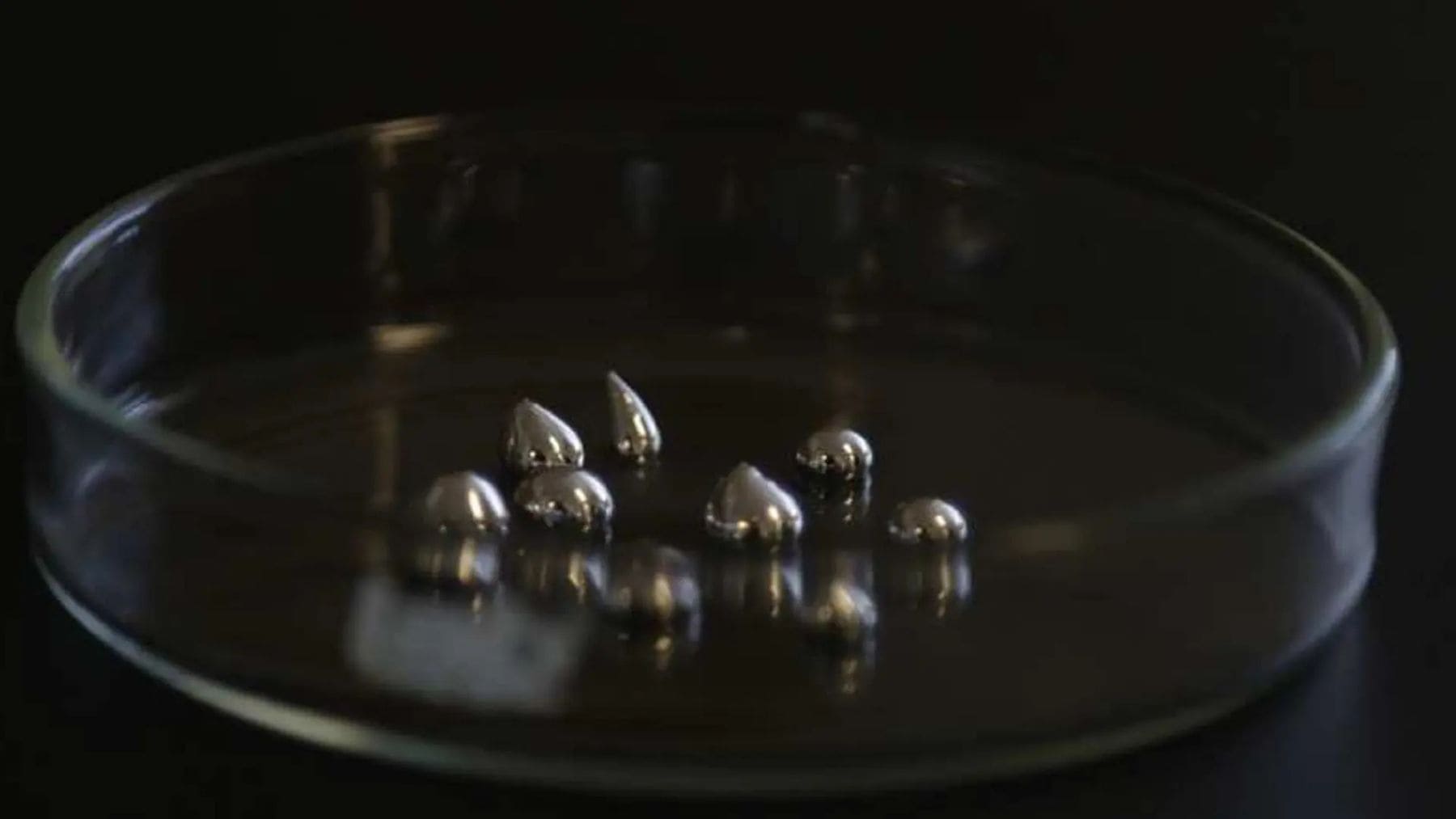 Gotas de galio líquido utilizadas para producir hidrógeno verde con luz solar.