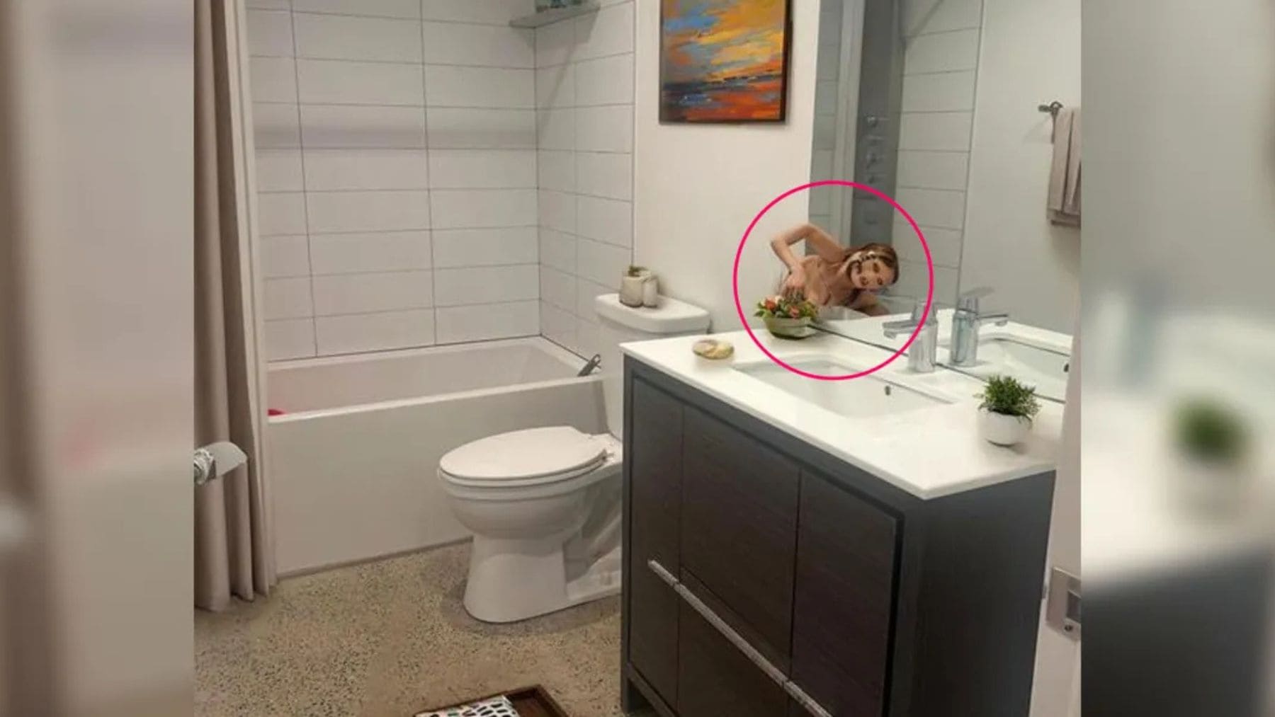 Imagen del baño de un piso en Washington donde la IA añadió una figura inquietante en el espejo.