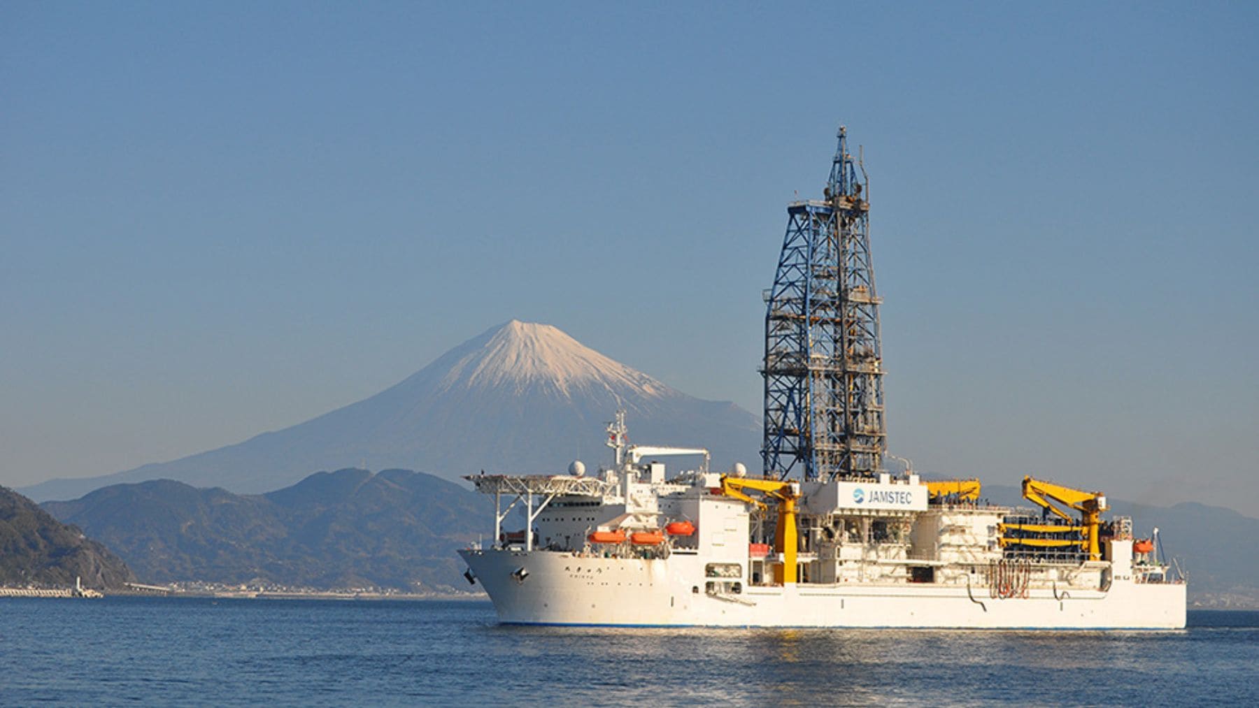 Buque científico Chikyu de Japón durante una operación de perforación oceánica a gran profundidad para extraer tierras raras.