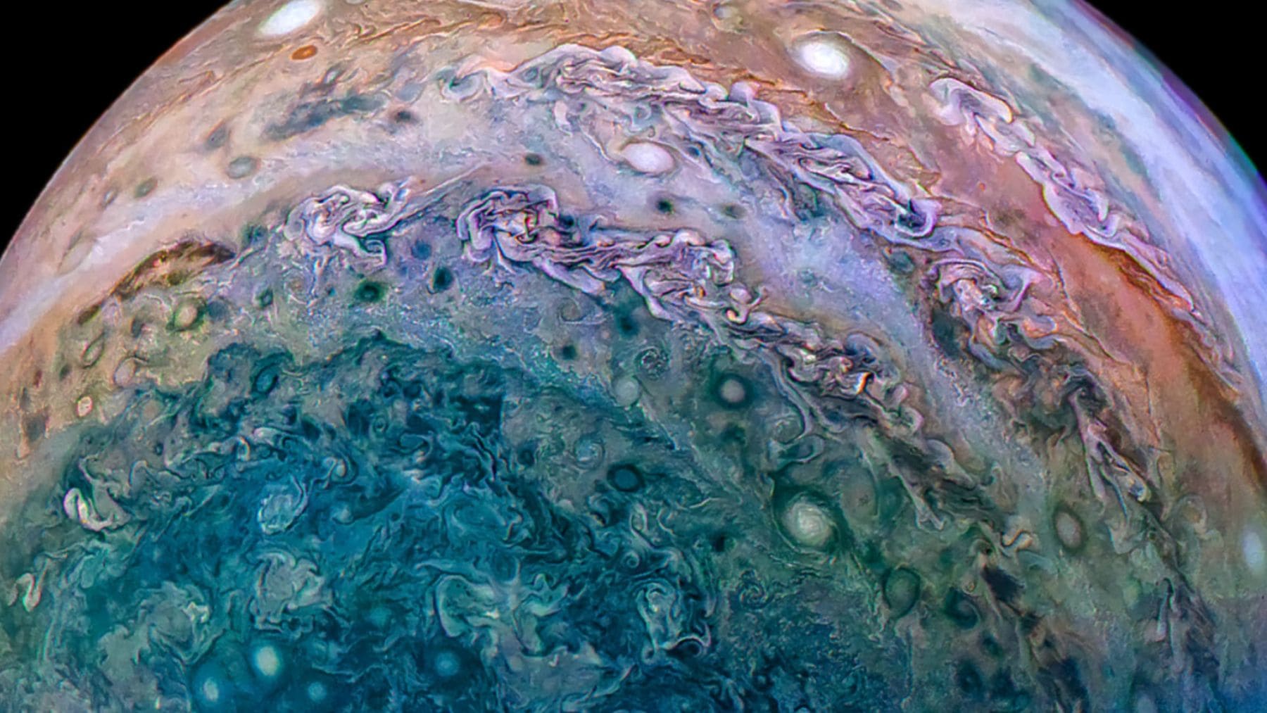 Imagen de Júpiter captada por la misión Juno de la NASA que ha permitido medir su nuevo tamaño con mayor precisión.