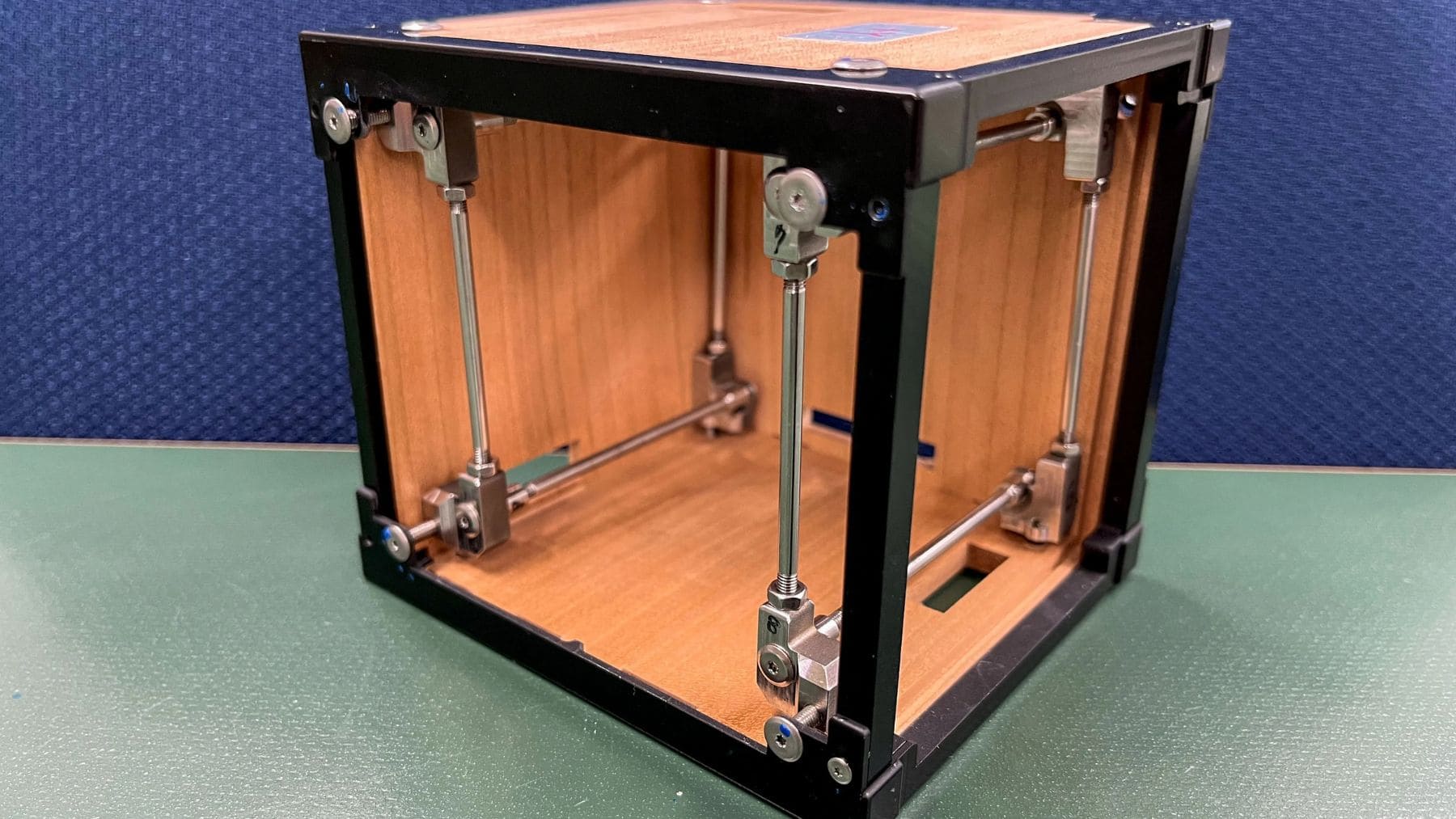 Satélite LignoSat de madera desarrollado en Japón para reducir la basura espacial en órbita.