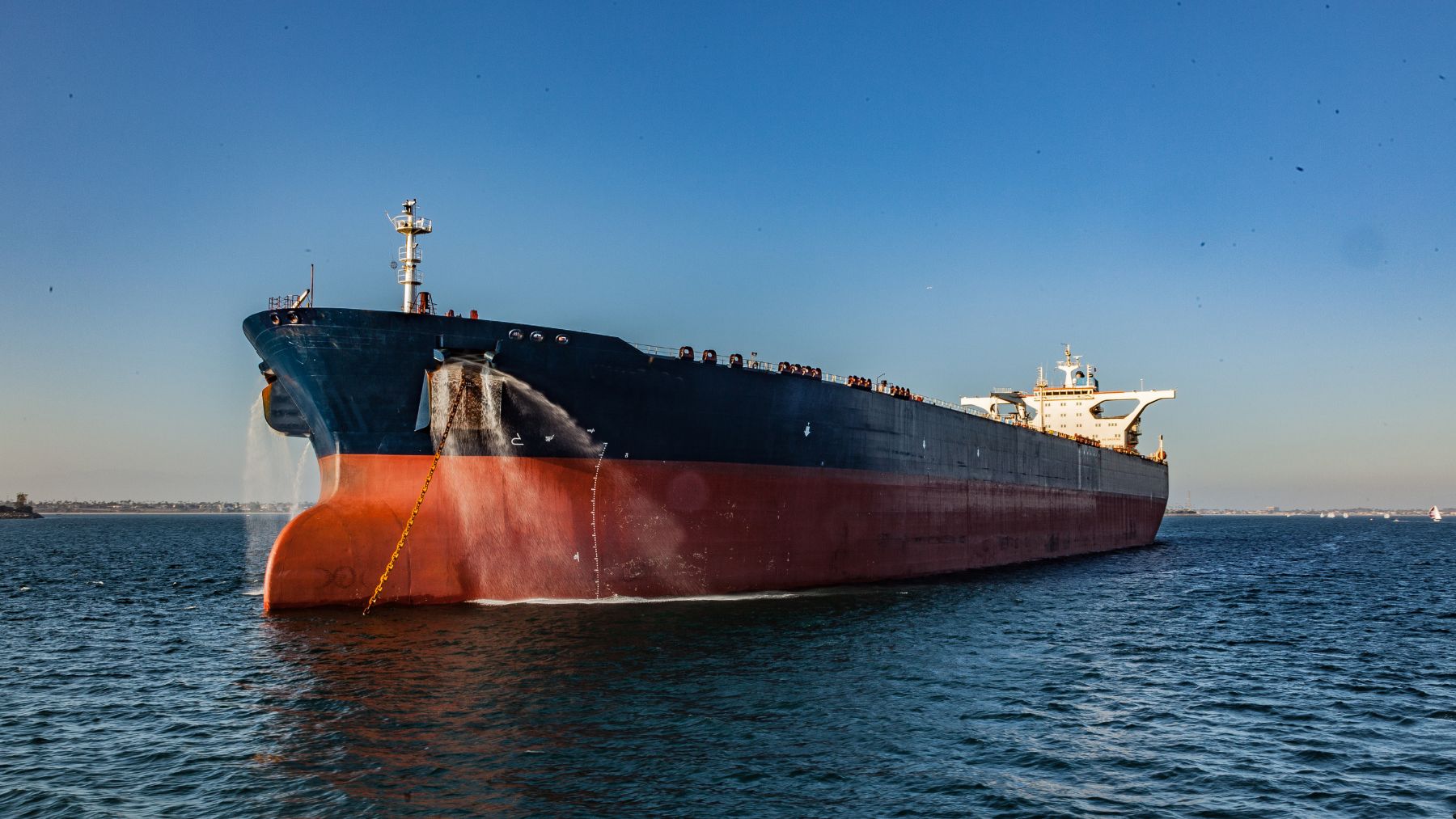 Petrolero fondeado en el mar durante operación de Malasia contra transferencia ilegal de crudo frente a Penang.