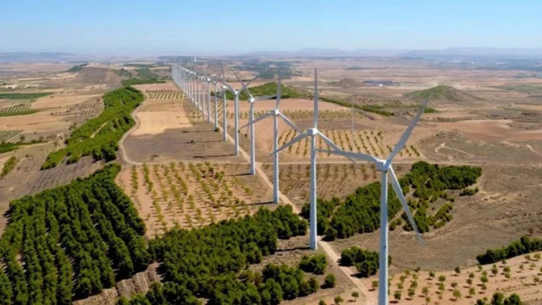 Parque eólico Montes de Cierzo en Tudela con aerogeneradores alineados antes de su repotenciación por Statkraft.