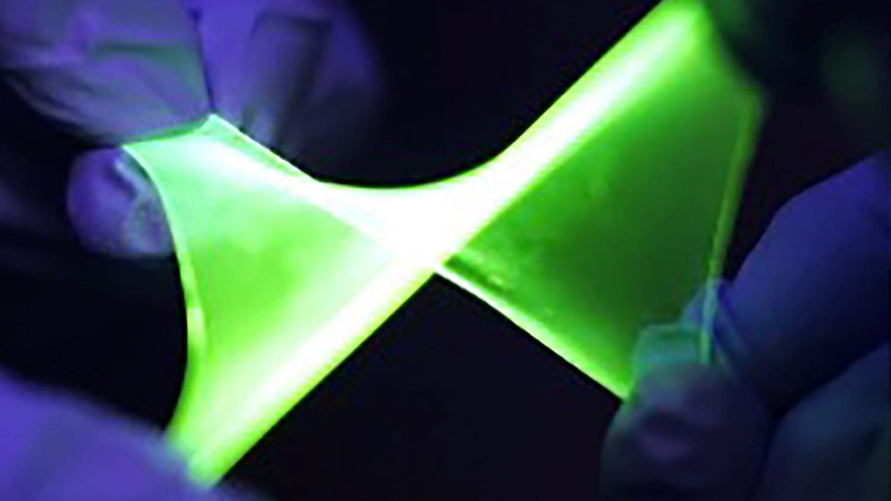 Pantalla OLED flexible estirada sin pérdida de brillo gracias a un nuevo material irrompible desarrollado en Corea del Sur.