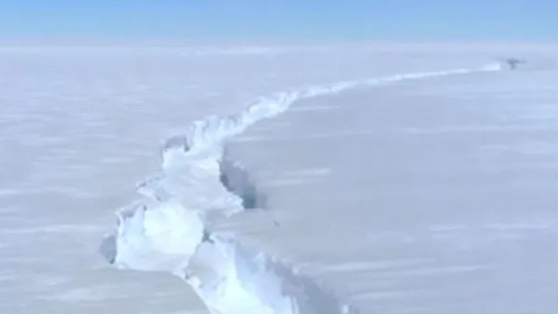 Grieta en la capa de hielo de la Antártida que muestra la dinámica del hielo sobre el relieve oculto bajo la superficie.